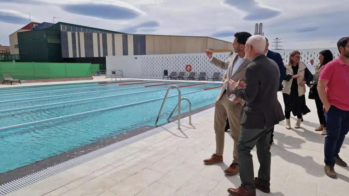 Una imagen de archivo de cuando acabaron las obras de la piscina descubierta en abril de 2023
