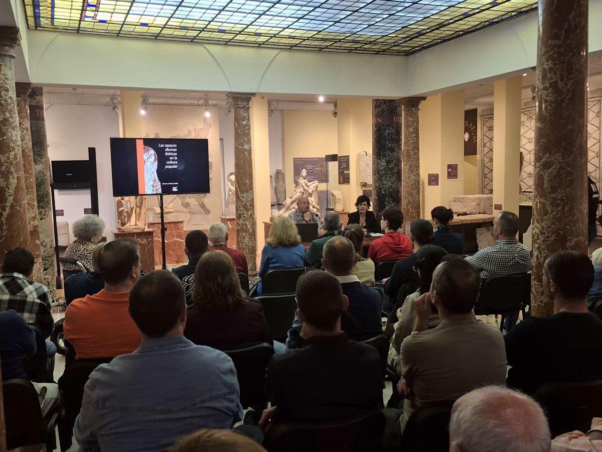 Un momento de la presentación dle libro sobre las aves rapaces en el Museo Arqueológico de Cabra.