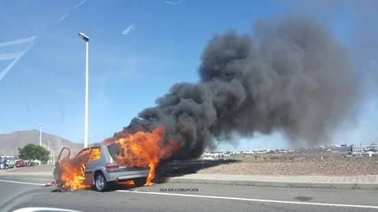 Arde un vehículo en marcha cerca de Playa Blanca