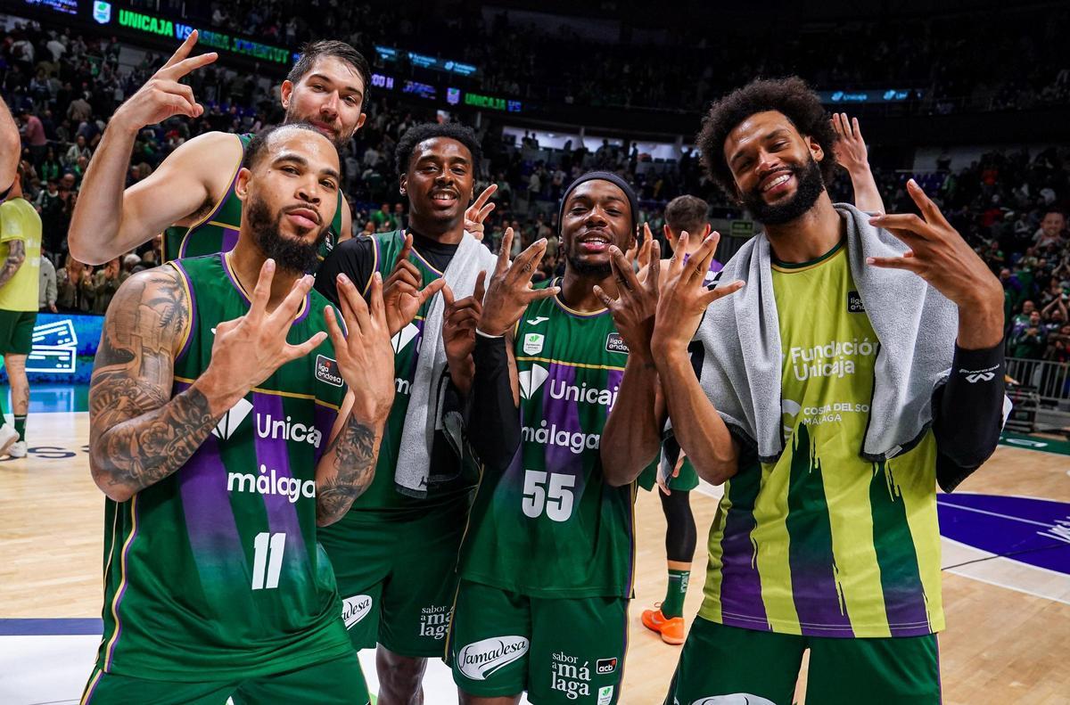 Cobbs, Tillie, Audige, Webb III y Perry celebran la victoria del Unicaja.