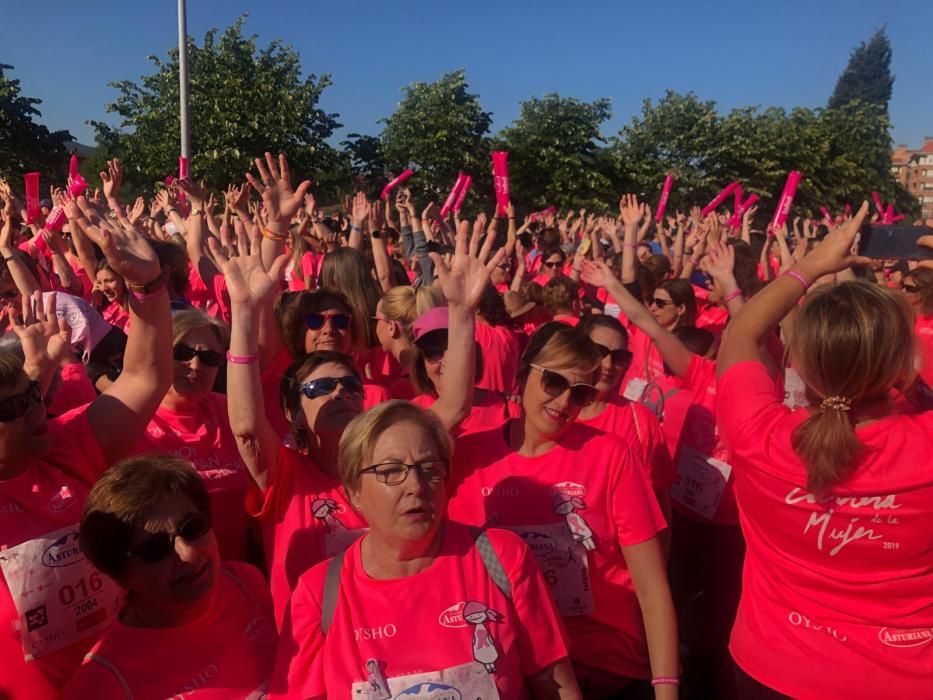 Miles de mujeres en la carrera de la mujer en Gijó