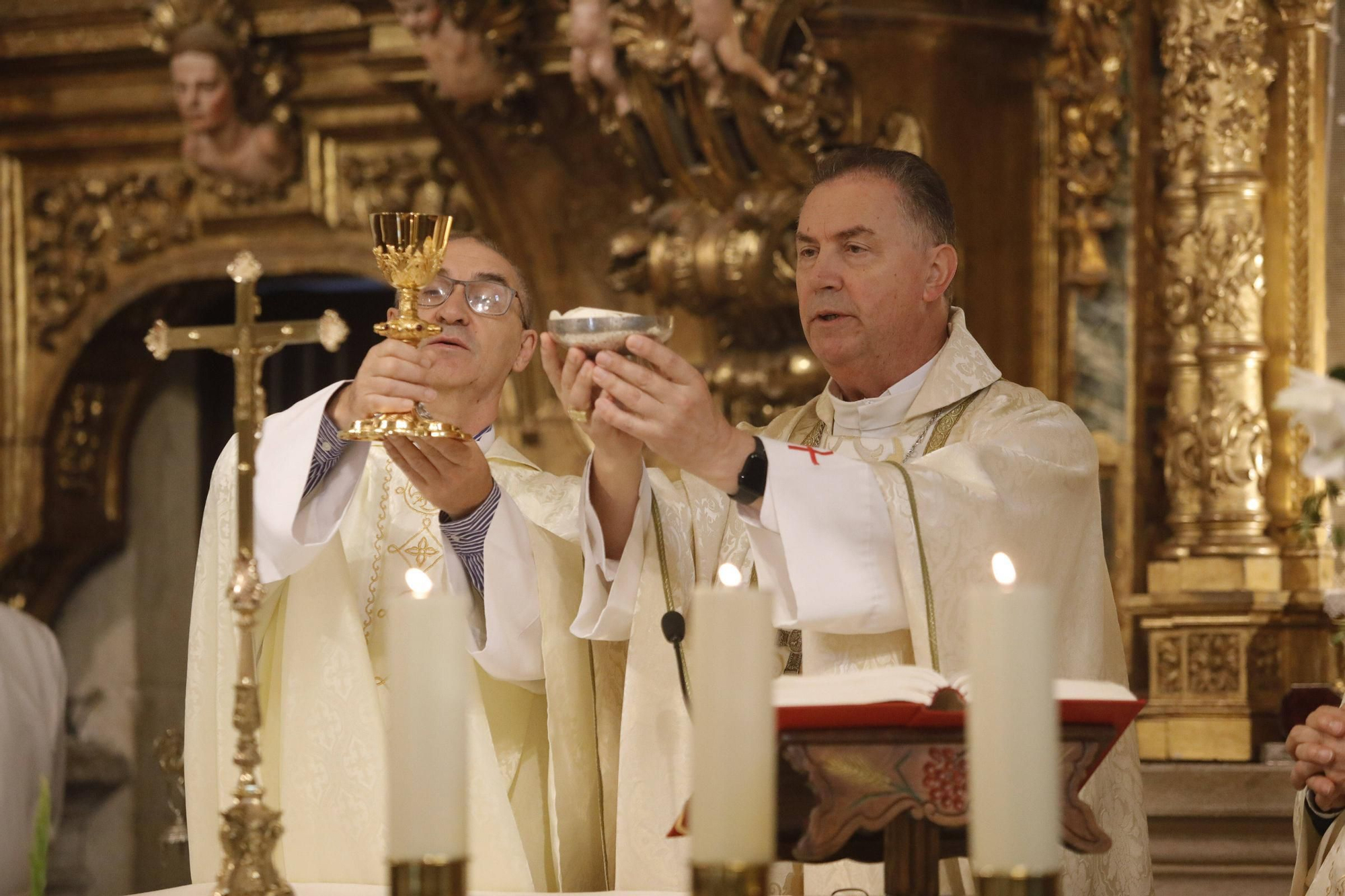 El cardenal Ángel Fernández Artime oficia la primera misa cardenalicia de Gozón en el día de Todos los Santos en la parroquia de Santa María de Luanco