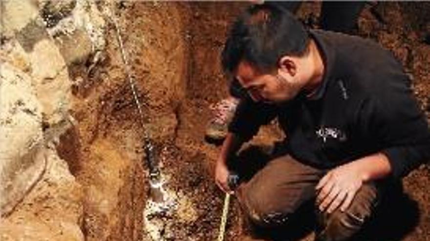 L&#039;arqueòleg gironí René Pacheco, en una fossa, a la zona d&#039;El Bierzo.