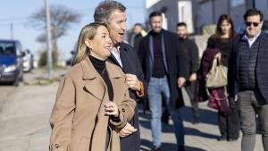 Feijóo, en su llegada a la fábrica cacereña de Incalexa, este jueves, con María Guardiola.