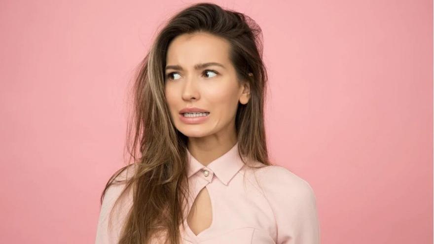 ¿Te reconoces en estos cinco gestos? Un psicólogo viral revela las señales de inseguridad que puedes estar ignorando