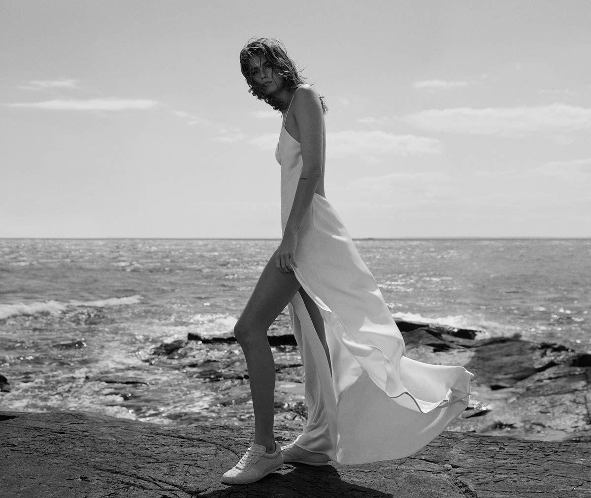 Kaia Gerber combina un vestido blanco con zapatillas en su campaña de Kaia x Zara