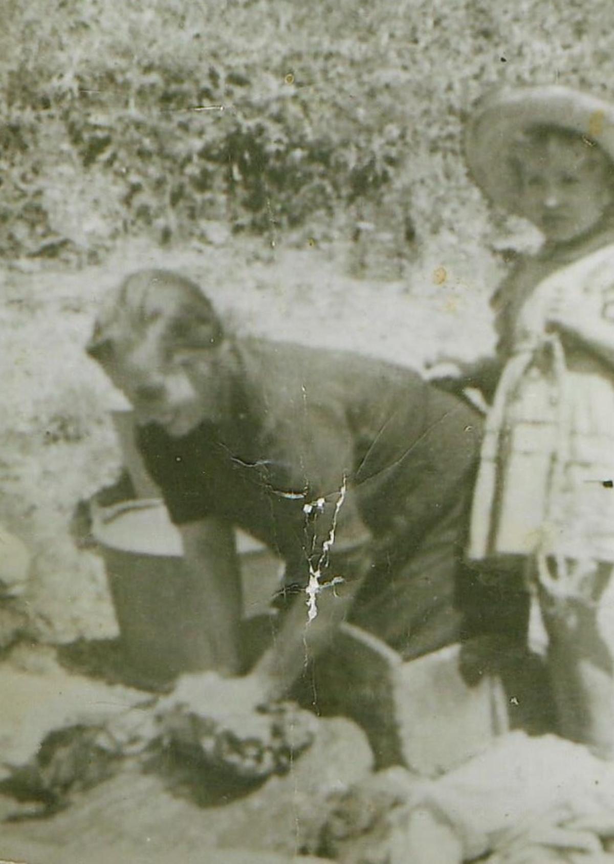 Montserrat Guillamet rentant al riu amb la seva mare.