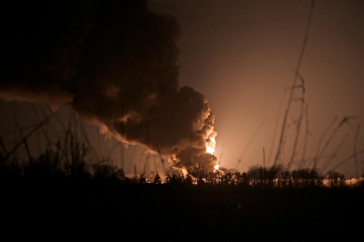 Depósito de petróleo en llamas supuestamente golpeado por bombardeos cerca de la base aérea militar Vasylkiv en la región de Kiev.
