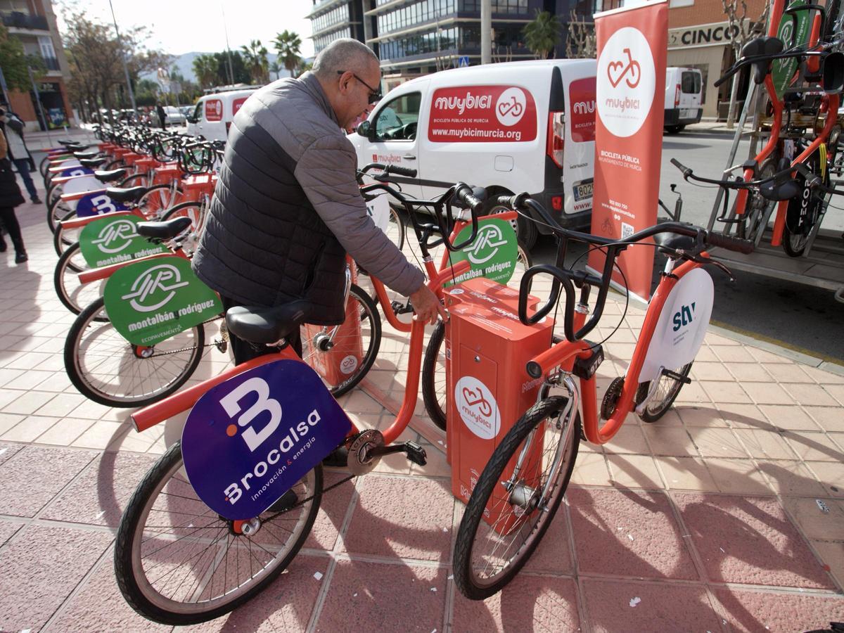 Bancada de bicicletas del servicio MuyBici en Murcia.