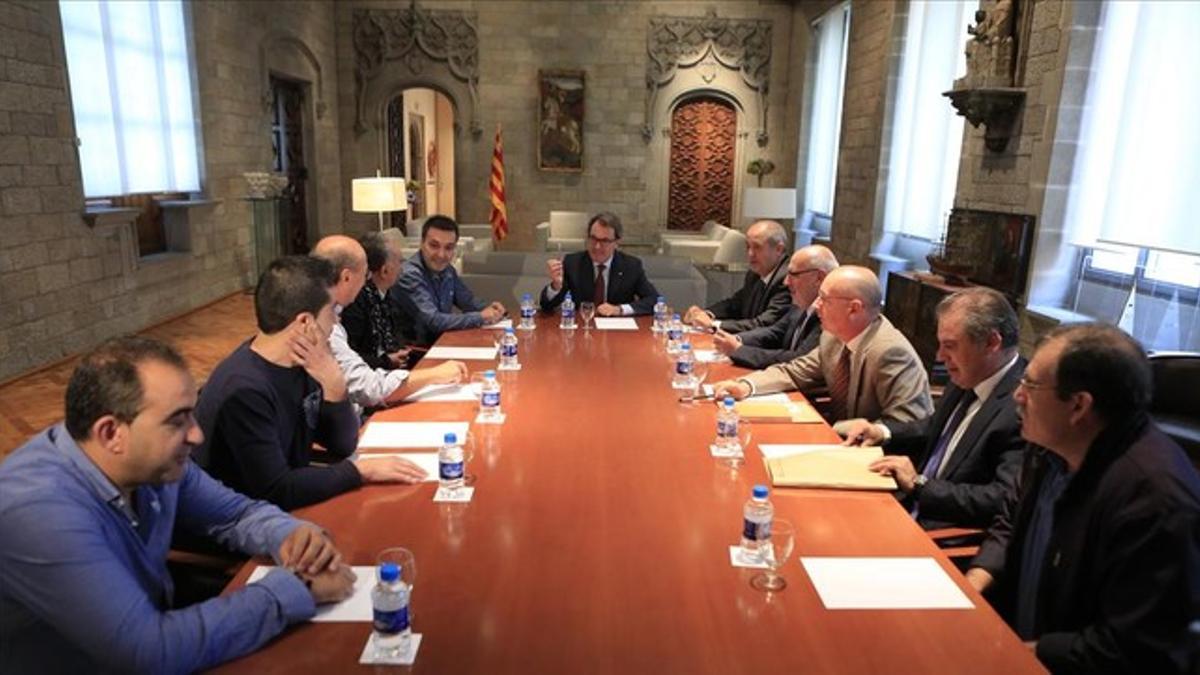 Artur Mas (en el centro) se reúne con los dirigentes de UGT y CCOO y el presidente del comité de empresa de Seat, este viernes.