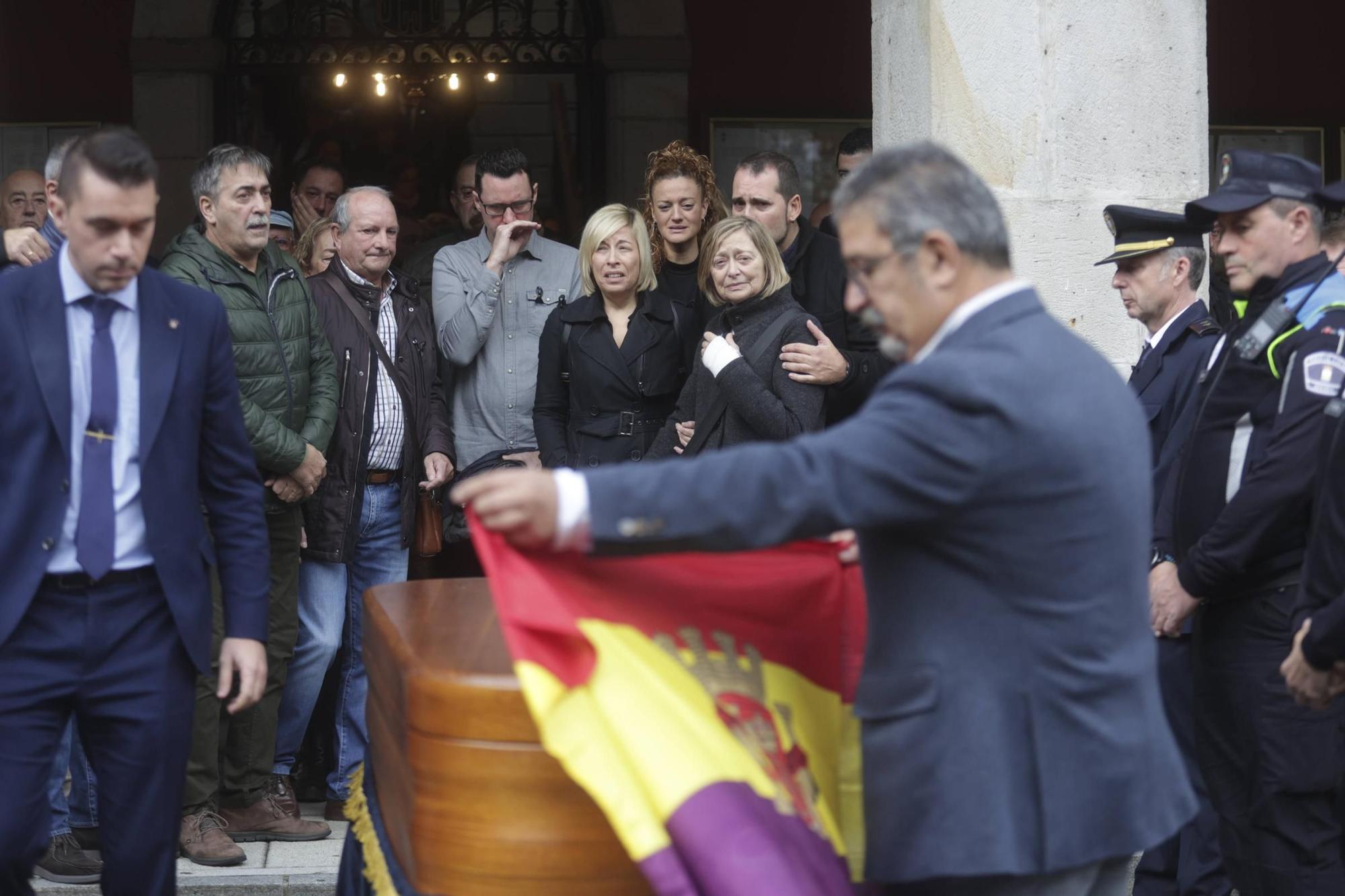 EN IMÁGENES: Mieres se echa a la calle para despedir a su Alcalde, Aníbal Vázquez