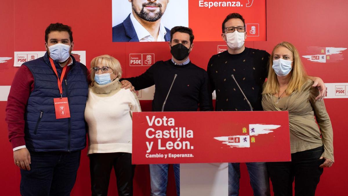 Antidio Fagúndez arropado por algunos miembros del PSOE de Zamora.
