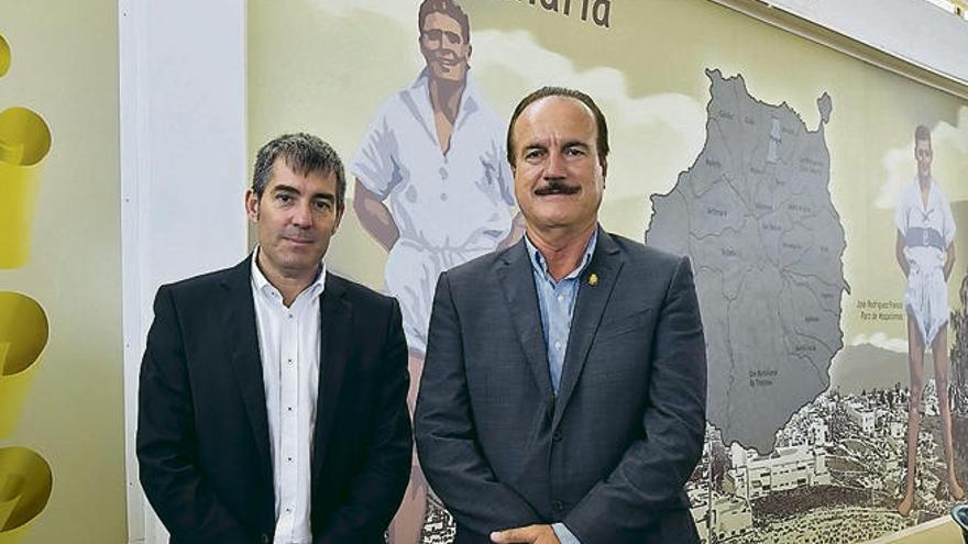 Manuel Báez (d) junto a Fernando Clavijo delante de un gran mural en el terrero Manuel Marrero, ´Pollo de Buen Lugar´.