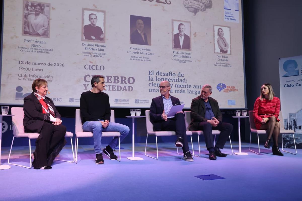 La profesora de Investigación del CSIC Ángela Nieto, el científico José Vicente Sánchez; el moderador, Jesús Mula; el catedrático de Medicina Domingo Orozco y la científica Silvia de Santis durante el debate