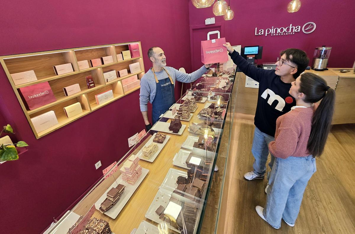 Javier Jesús Pazos Souto y dos clientes en la tienda de Velázquez Moreno.