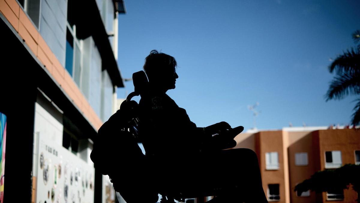 Una mujer en silla de ruedas