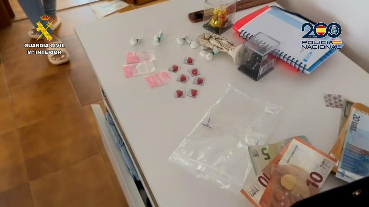 Los agentes intervinieron casi 50.000 euros en efectivo y cien gramos de cocaína