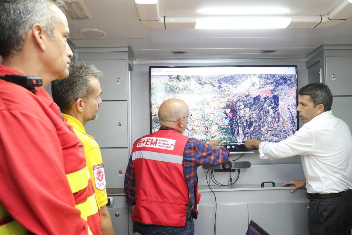 Mazón en su visita el Puesto de Mando Avanzado del incendio de Tàrbena.