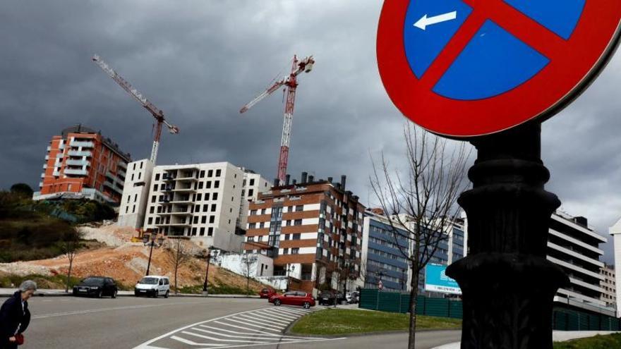 La alta demanda de vecinos de los concejos limítrofes dispara la venta de pisos en Oviedo