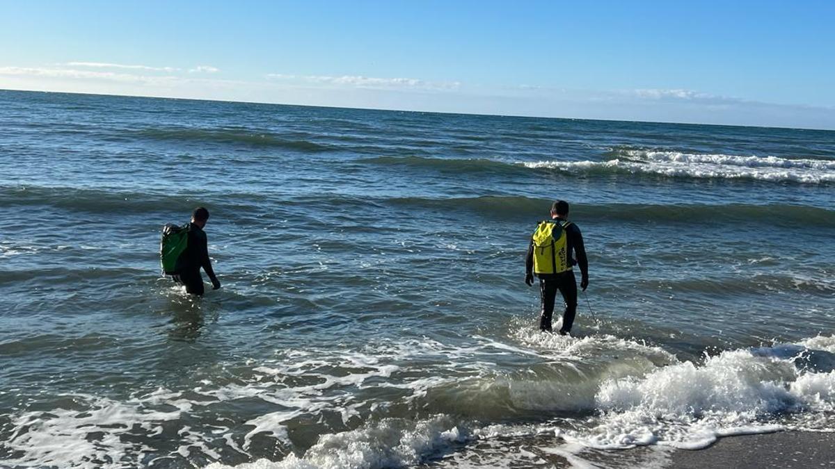 Dos submarinistas rastrean la zona.