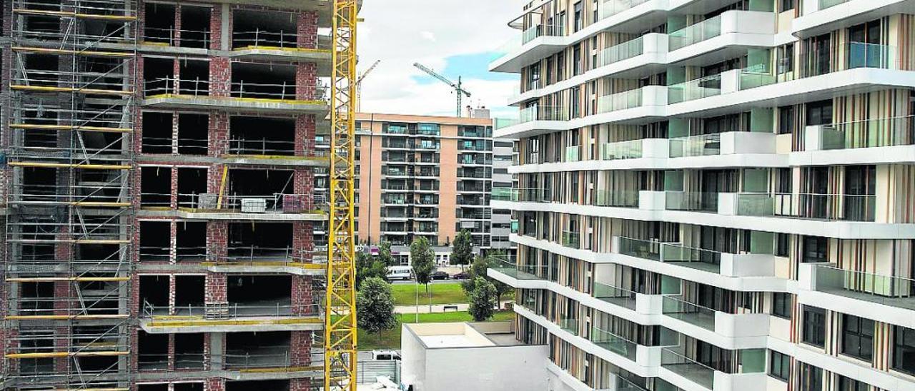 Un bloque de apartamentos en construcción en la Playa de San Juan.