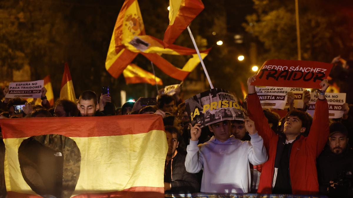 Manifestants, aquest dijous a la nit, a la seu del PSOE a Ferraz