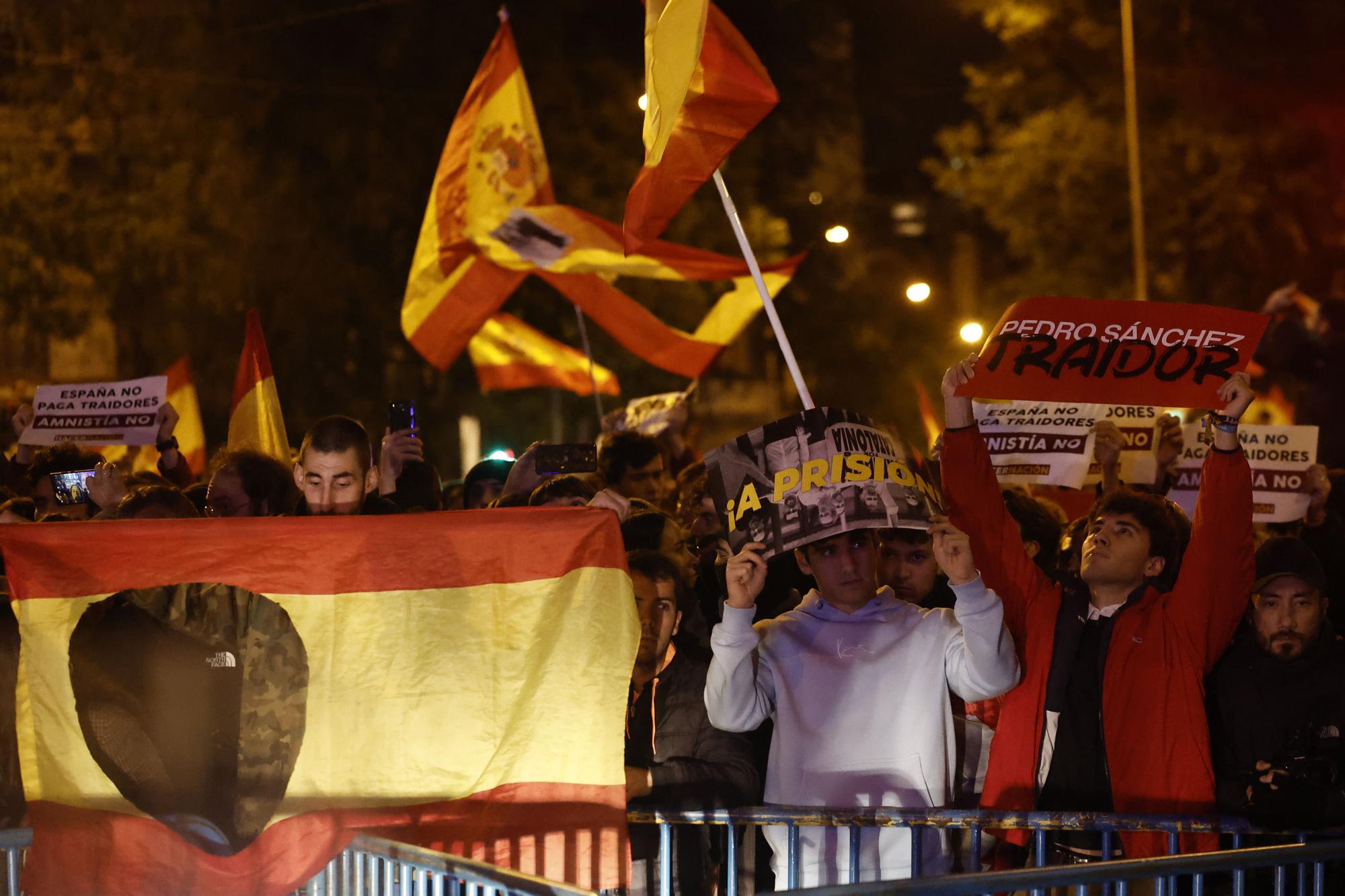 Nueva manifestación contra la amnistía en la calle Ferraz de Madrid