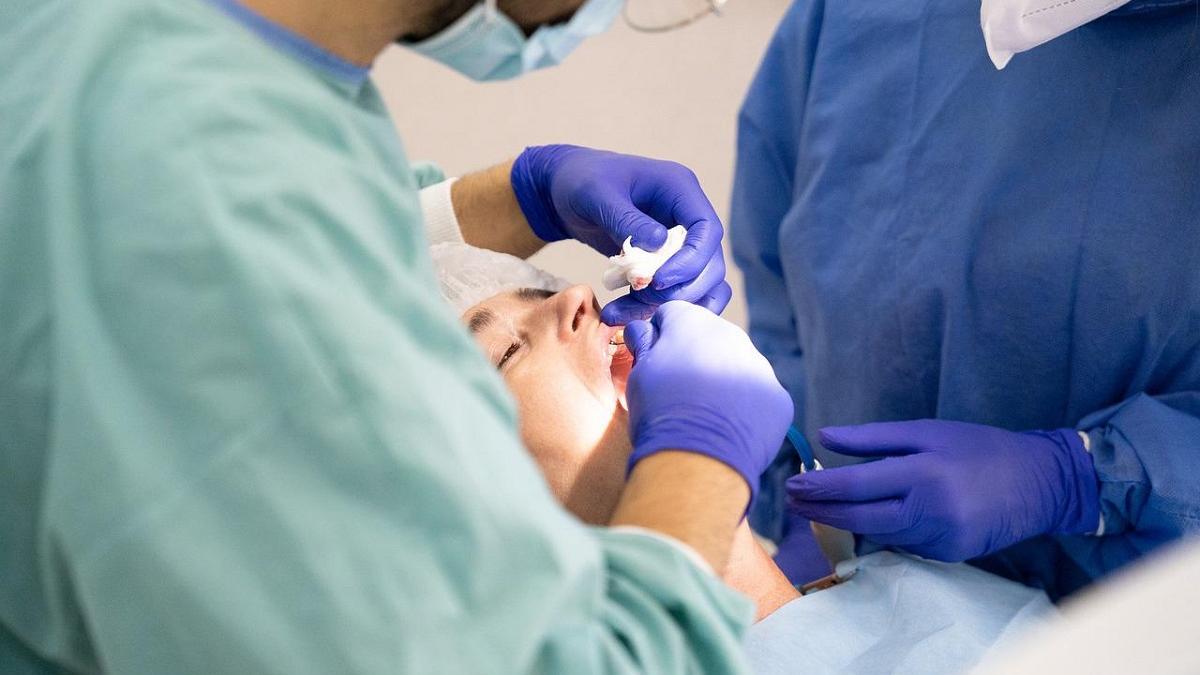 Los implantes dentales están generalmente fabricados de titanio quirúrgico.
