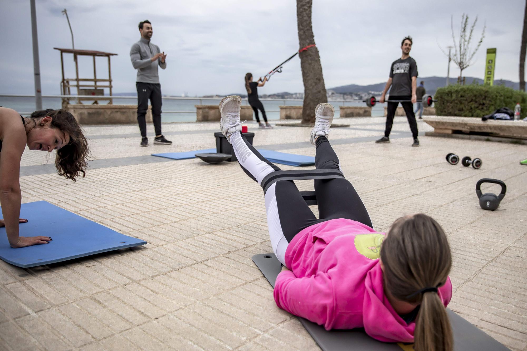 Gimnasia grupal al aire libre