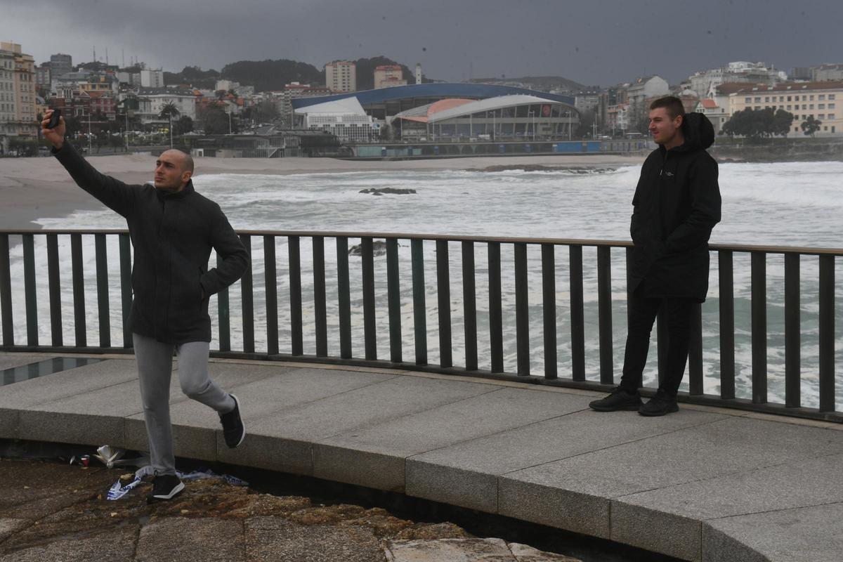 Alerta roja en el litoral coruñés por olas de hasta nueve metros