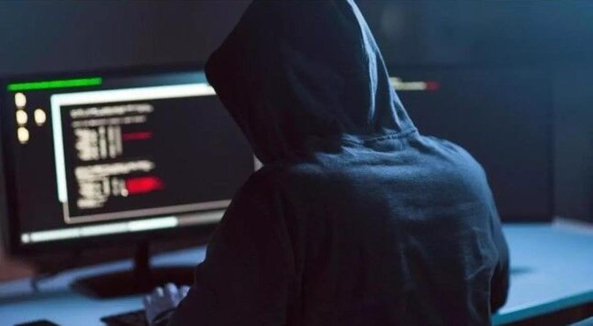 Un ’hacker’ manipula un ordenador para intentar perpetrar un ciberataque.