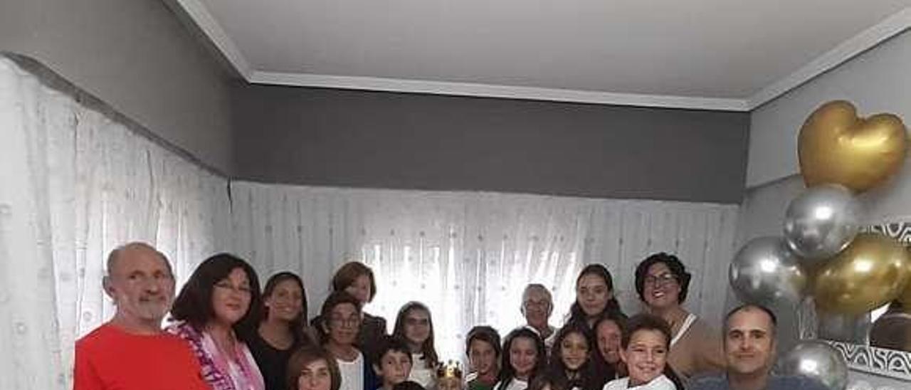 Josefa Llorente, ayer, rodeada de sus familiares, durante la celebración de su centenario, en Baracaldo.