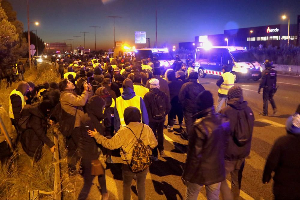 Els Mossos d'Esquadra acompanyen els manifestants que han tallat la B-20 perquè es retirin de la via