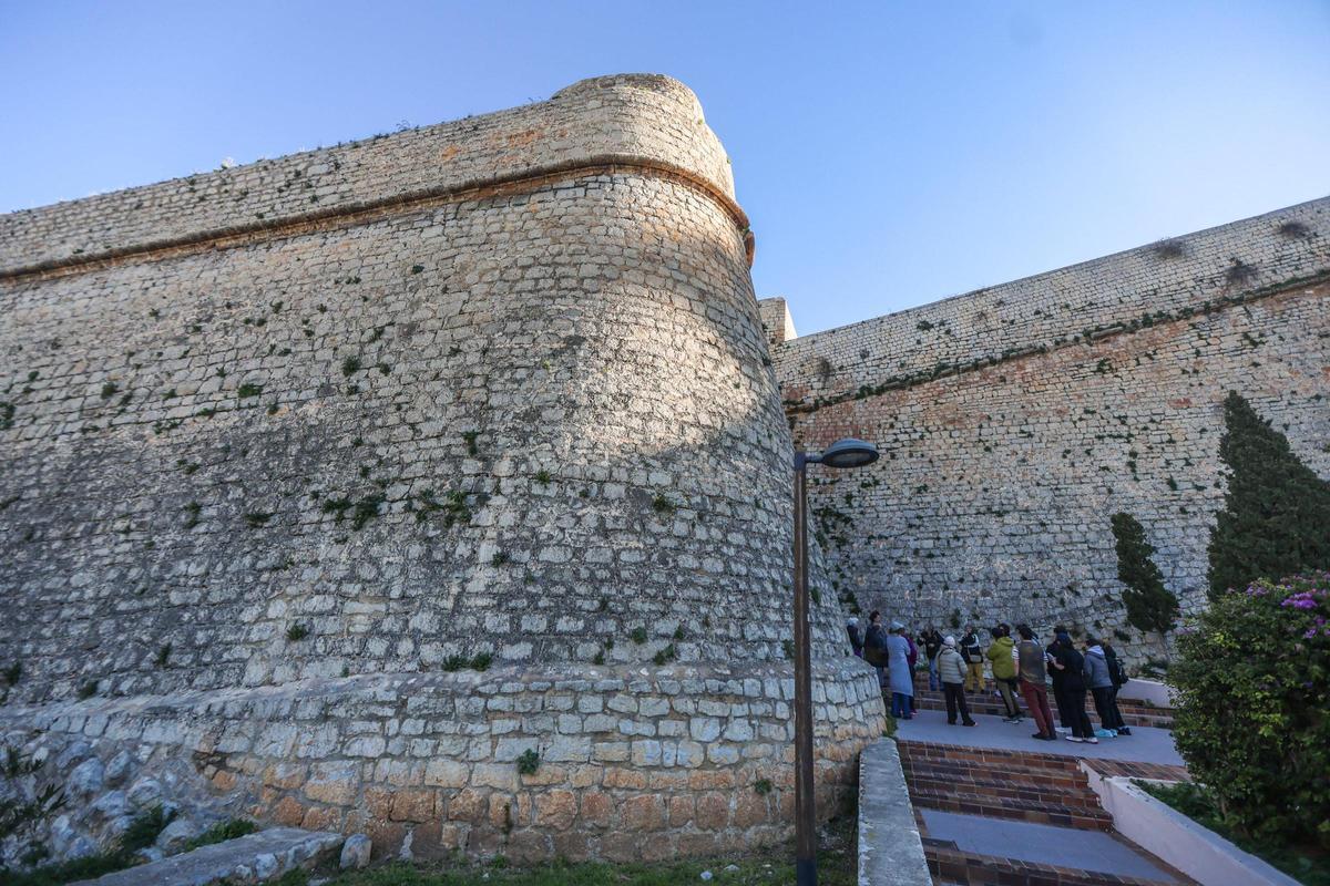 El itinerario comenzó el el acceso a Dalt Vila por el Portal Nou