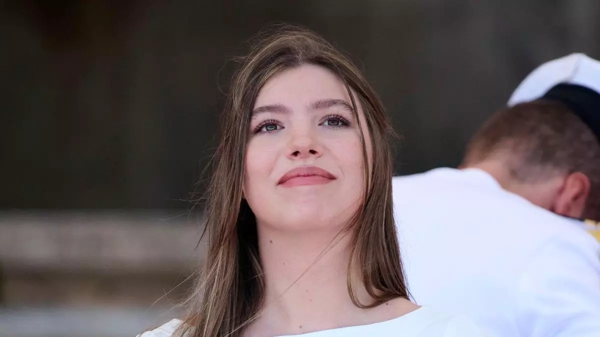 La infanta Sofía se convierte en la excepción 'royal' por este gesto que repite en cada aparición