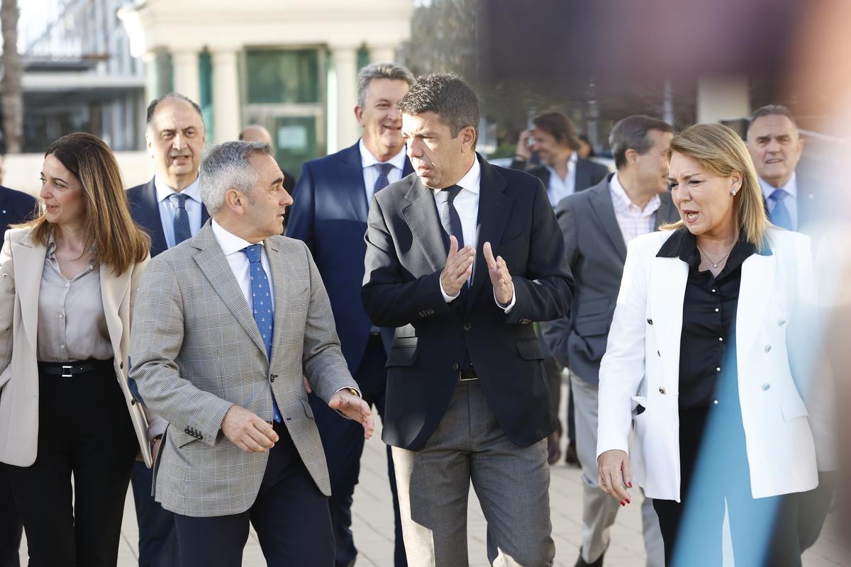 Mazón, Barrachina y Camarero, en Las Arenas.