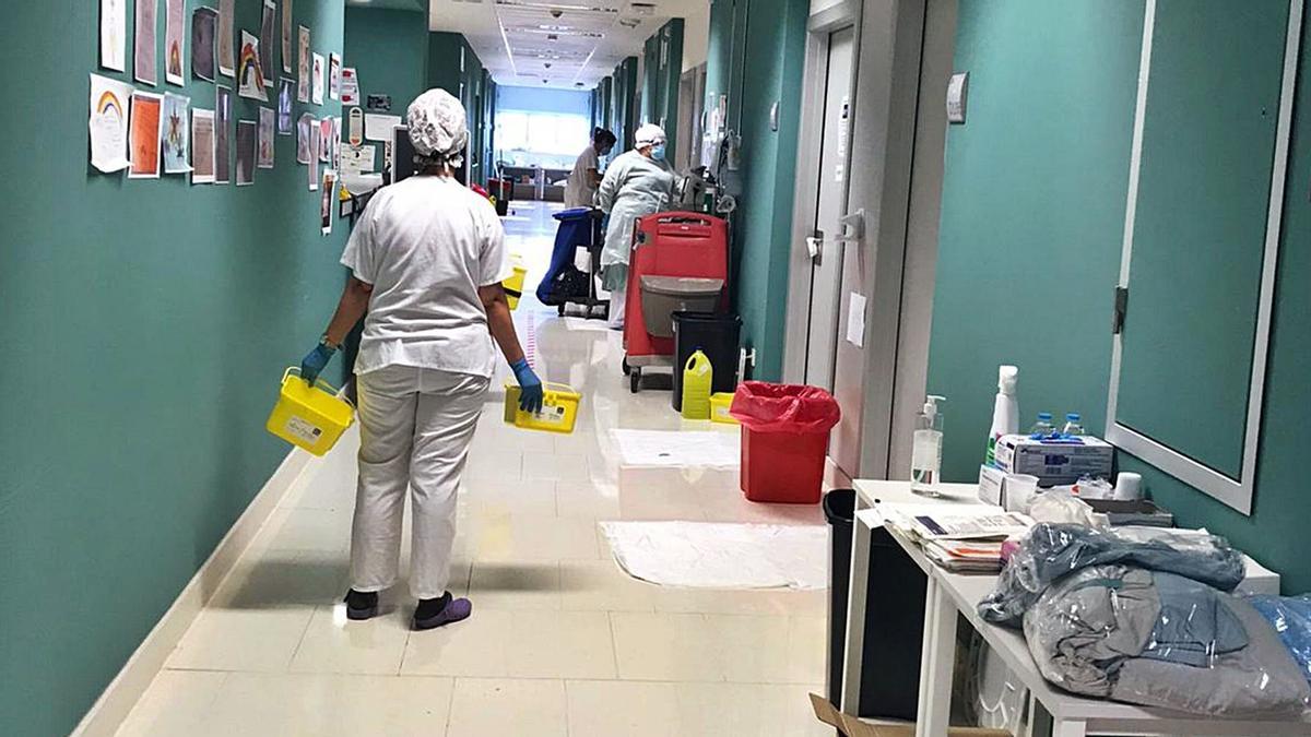 Varias trabajadoras
en una planta
del hospital de Gandia.