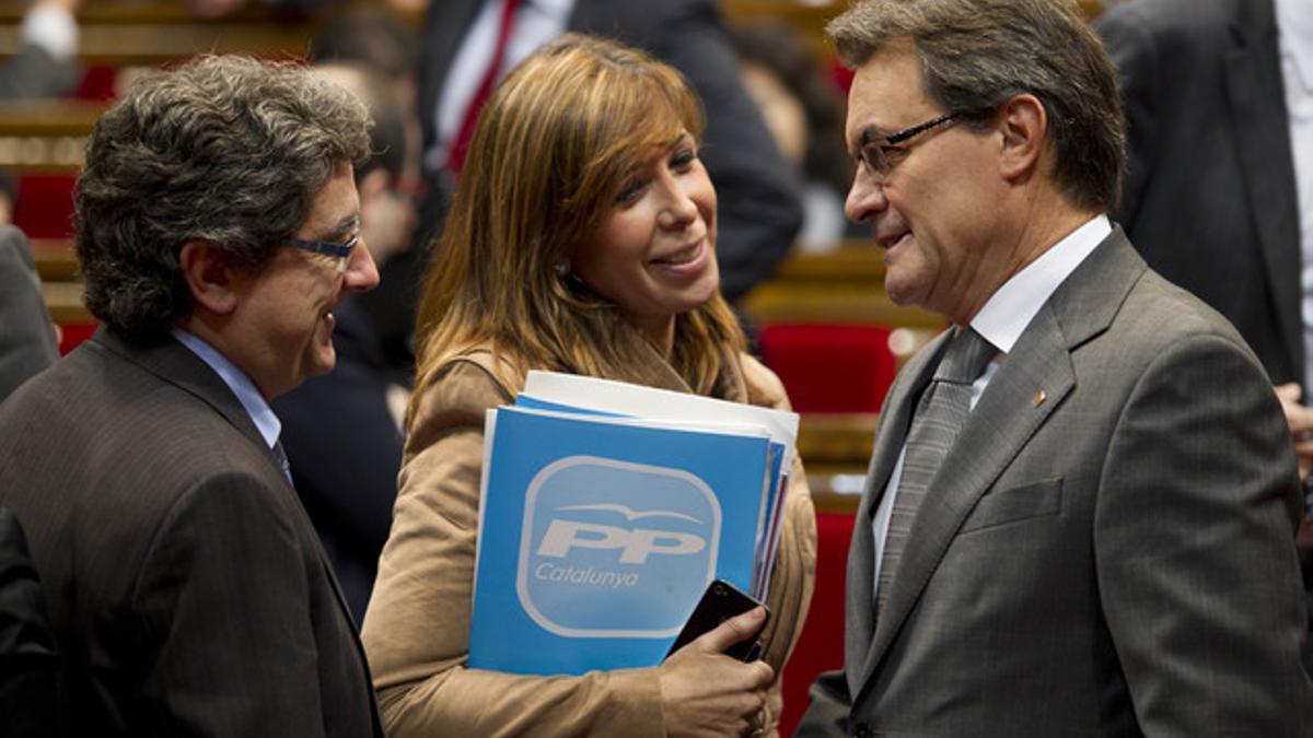 Enric Millo y Alicia Sánchez Camacho hablan con el 'president' Artur Mas, en el Parlament.