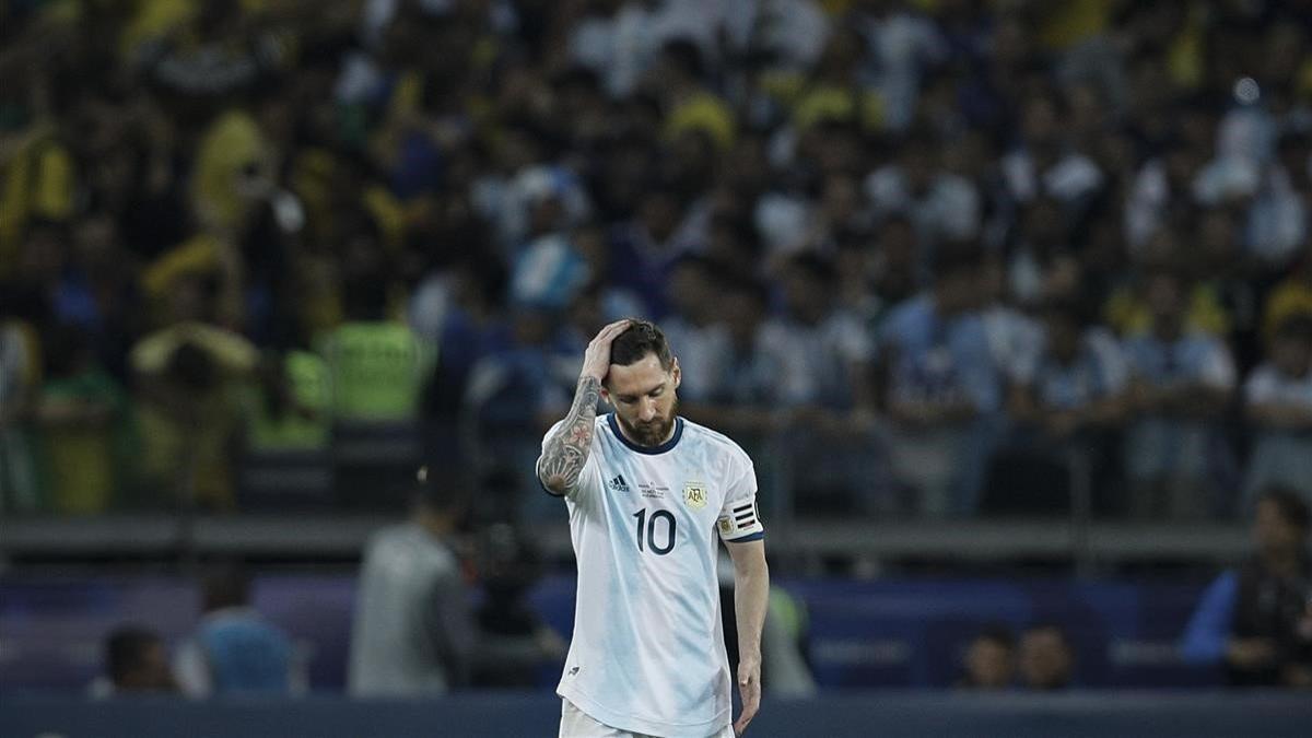 Messi se lamenta tras la derrota con Brasil en la semifinal de la Copa América.