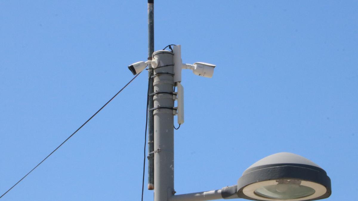 Dues càmeres de videovigilància a l&#039;aparcament del port de Llançà