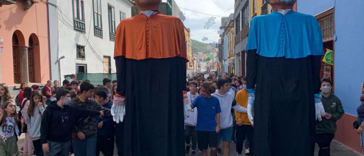 Los alumnos acompañados de los gigantes-cabezudos.