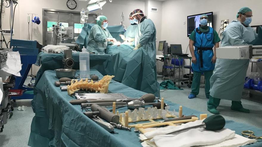 Los médicos en la sala durante la intervención de columna.