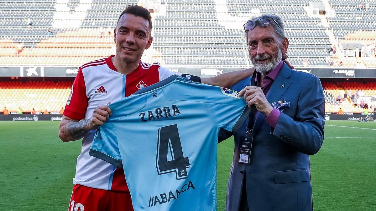 Aspas y Mouriño posan con la camiseta que conmemora en cuarto Zarra del moañés