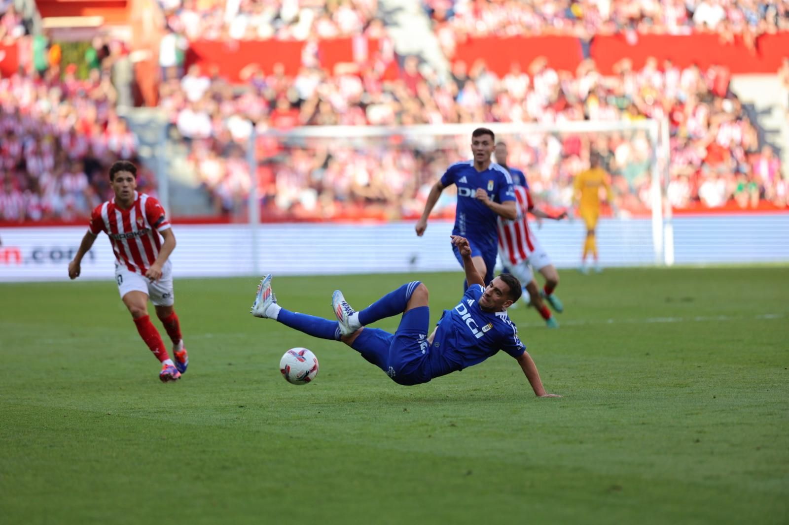 Derbi asturiano: las imágenes del partido entre el Sporting y el Oviedo en El Molinón