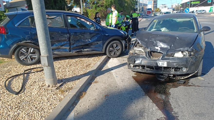 Al hospital dos heridas en el choque entre coches en Murcia