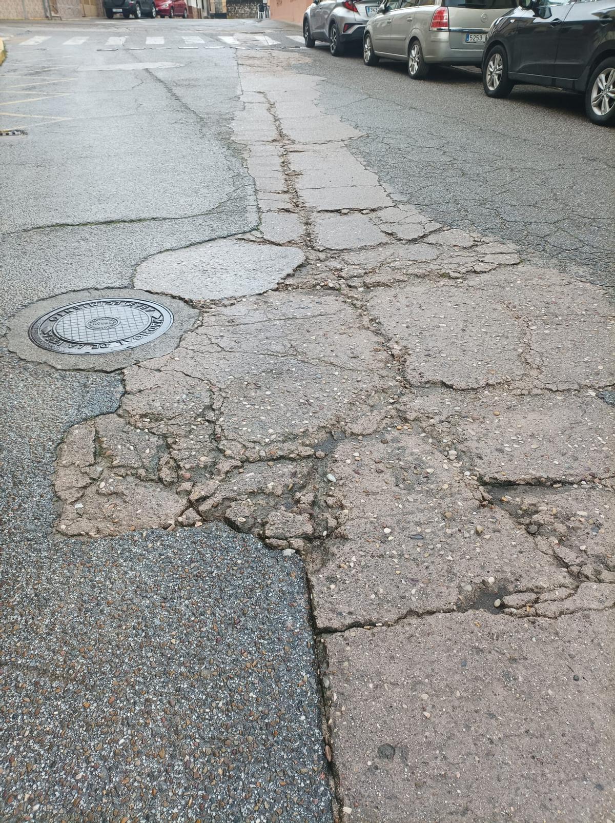 Grietas en las calles de Madrigal de la Vera.