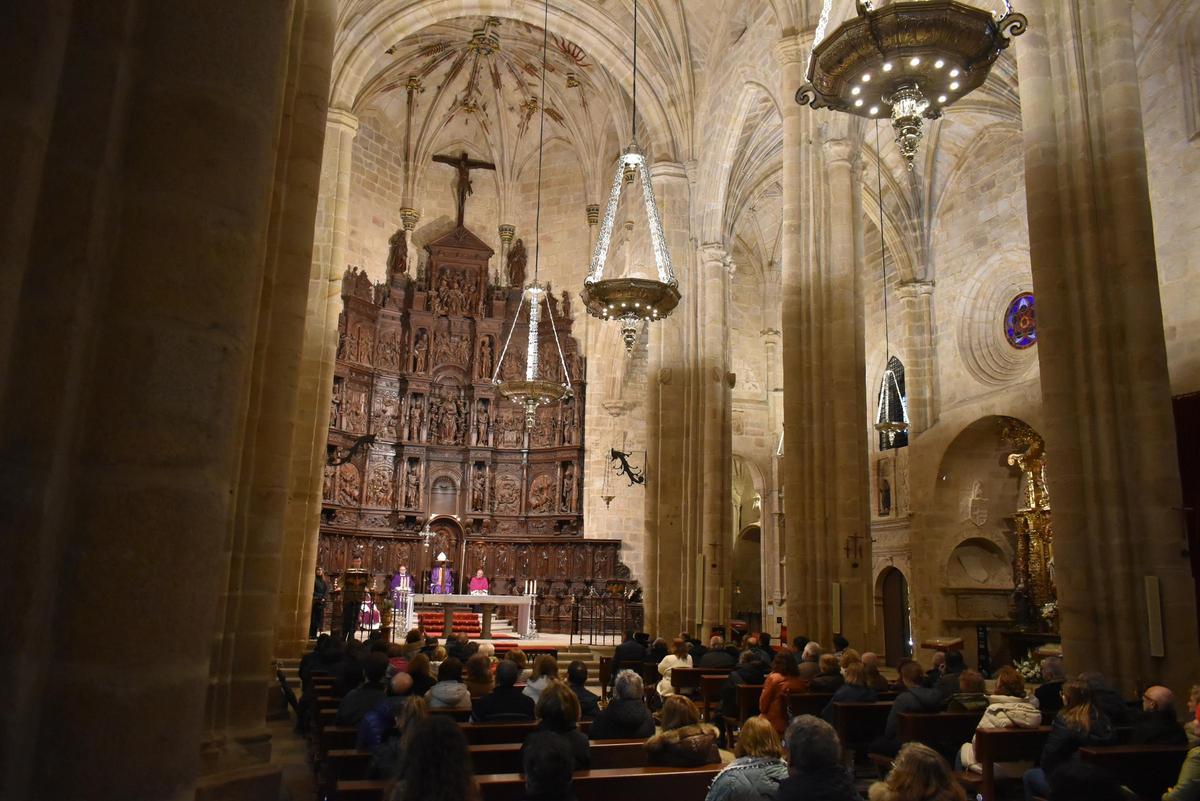 Galería | Cáceres celebra el Miércoles de Ceniza en la Concatedral de Santa María.