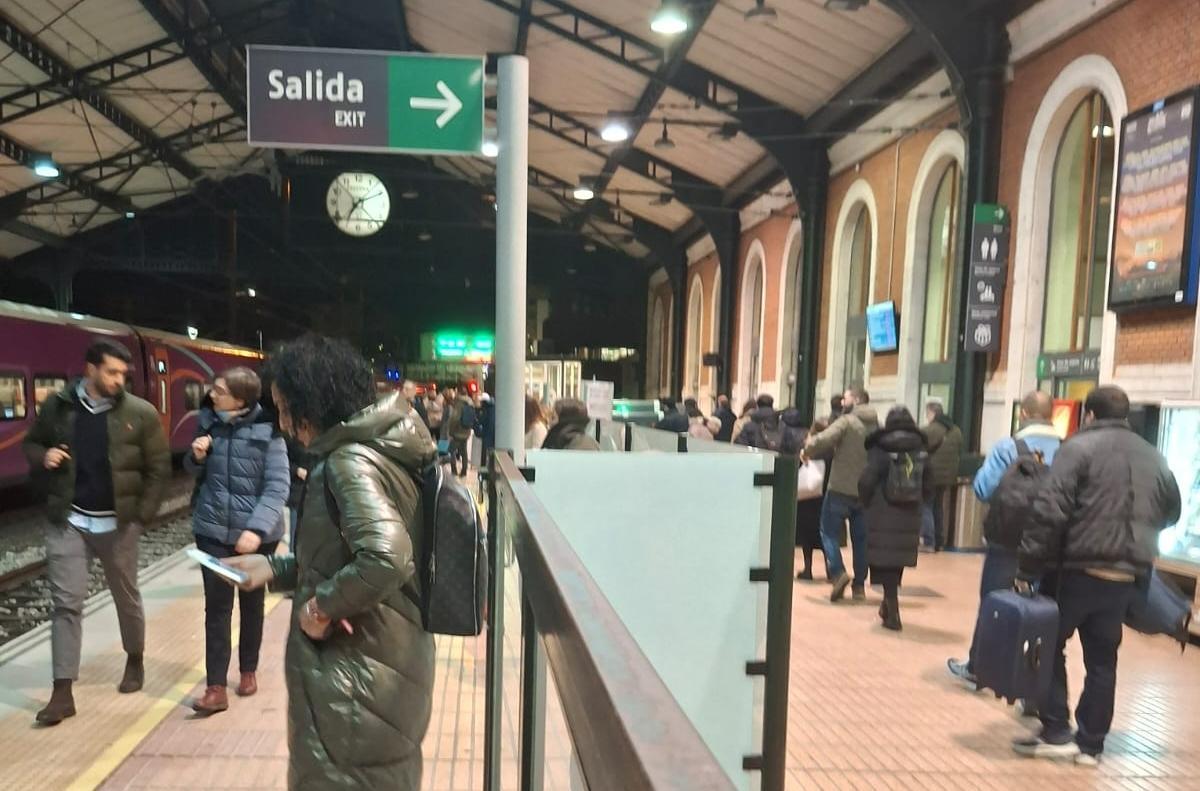 Decenas de viajeros en la estación de Campo Grande de Valladolid esperando a primera hora a coger el Avant para ir a trabajar a Madrid.