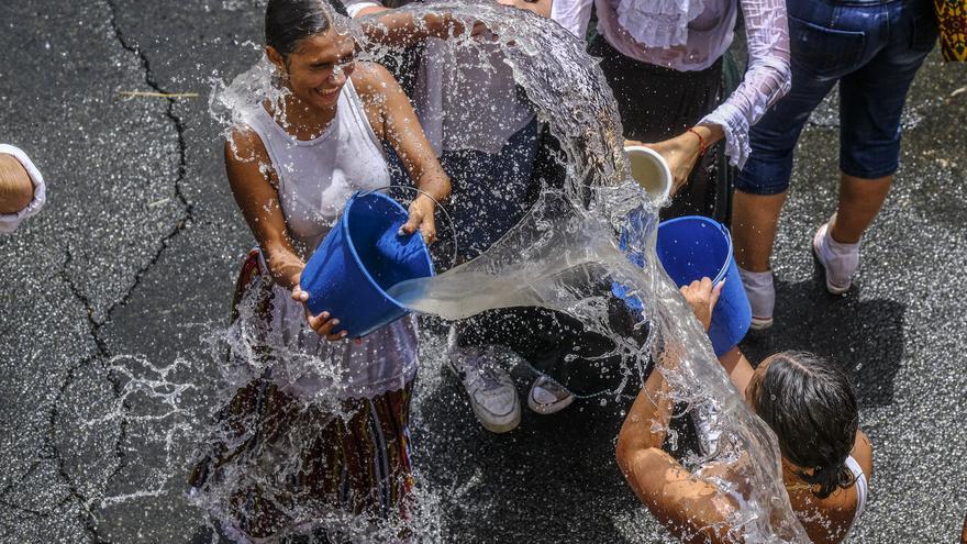 Más de un millar de personas se empapa en Lomo Magullo con la Traída del Agua