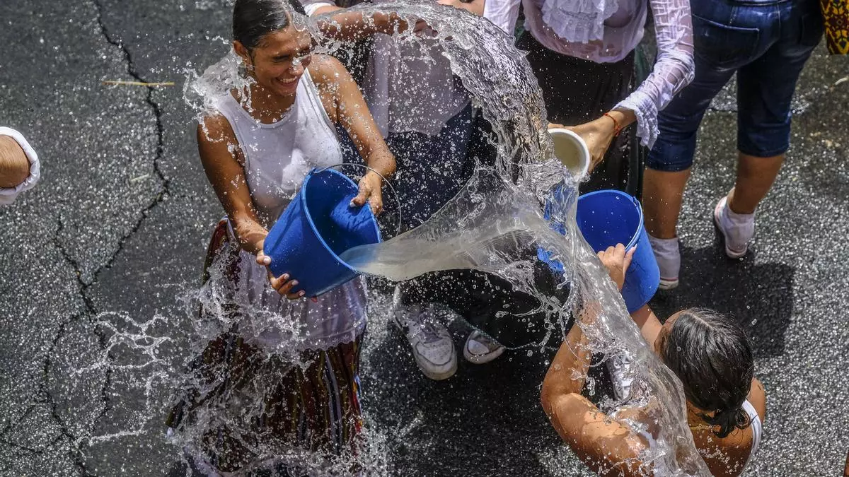 Más de un millar de personas se empapa en Lomo Magullo con la Traída del Agua